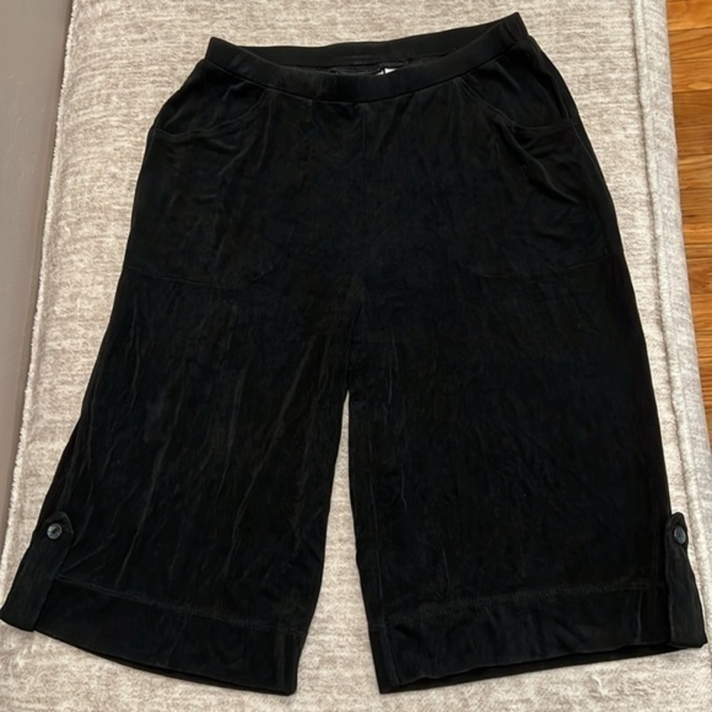 Chico's Travelers Black Slinky Knee-Length Bermuda Shorts Size Small #C15
